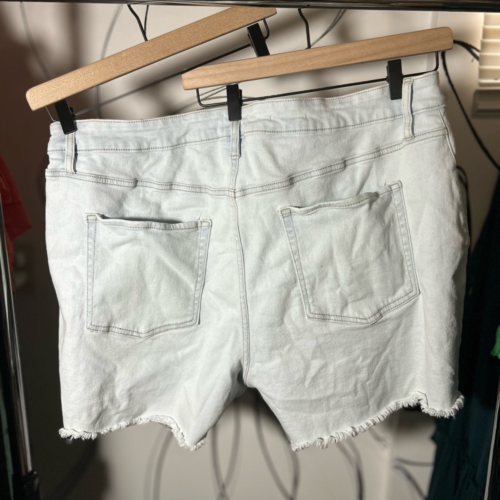 Ava + Viv Light Wash Frayed Hem Shorts, High Rise with Stretch, Size 22 - Picture 6 of 8